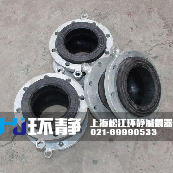 北京市朝陽區(qū)<a href=http://www.txsj888.cn/products/xiangjiaojietou/function/180.html target=_blank class=infotextkey>耐油<a href=http://www.txsj888.cn target=_blank class=infotextkey>橡膠接頭</a></a>的實(shí)際安裝圖 /></p>要的外事活動(dòng)區(qū)。<br />北京市朝陽區(qū)橡膠接頭是一種高彈性、高氣密性，耐介質(zhì)性和耐氣候性的管道接頭。 橡膠接頭采用多層次球體結(jié)構(gòu)，吸振能力強(qiáng)，減振降噪效果好；能承受較高的工作壓力，抗爆力大，彈性足；對壓縮、拉伸、扭轉(zhuǎn)變形能較好的起到位移補(bǔ)償作用。
北京市朝陽區(qū)橡膠接頭的分類方式
1、北京市朝陽區(qū)橡膠接頭按連接方式分松套法蘭式、固定法蘭式和螺紋式3種。
2、北京市朝陽區(qū)橡膠接頭按結(jié)構(gòu)可分為單球體、雙球體、異徑體、彎球體及風(fēng)壓盤管等5種。
北京市朝陽區(qū)橡膠接頭由內(nèi)外層膠、簾布層和鋼絲圈組成管狀橡膠件，經(jīng)硫化成型后再與金屬法蘭或平行接頭松套組合而成。橡膠接頭可降低振動(dòng)及噪聲，并可對因溫度變化引起的熱脹冷縮起補(bǔ)償作用，廣泛應(yīng)用于各種管道系統(tǒng)。
北京市朝陽區(qū)橡膠接頭在利用橡膠的基礎(chǔ)上，其特性與橡膠接頭一樣具有彈性、高氣密性、耐介質(zhì)性、耐候性和耐輻射性等有點(diǎn)，采用高強(qiáng)度、冷熱穩(wěn)定性強(qiáng)的聚酯簾子布斜交與之復(fù)合后，經(jīng)過高壓、高溫模具硫化而成。管道必須有固定支撐或固定托架，固定托架的力必須大于軸向力。垂直安裝和架空安裝時(shí)產(chǎn)品兩端需安裝相應(yīng)的固定支架和受力支架，以防止工作受壓后拉脫。
橡膠接頭主體采用極性橡膠，能較好地耐熱、耐油、耐腐、耐酸、耐老化。橡膠接頭廣泛應(yīng)用于各類建筑、廠礦、化工、石油等行業(yè)的水暖通風(fēng)管道，給水排水和循環(huán)水管道、冷凍管道、防腐管道、消防、壓縮機(jī)管道。以及實(shí)驗(yàn)室、研究所、船舶、艦艇等設(shè)施上，用來防護(hù)和治理系統(tǒng)管道工程隔振降噪，位移補(bǔ)償。
環(huán)靜<a href=http://www.jianzhenqi.xin target=_blank class=infotextkey>減震器</a>管道設(shè)備有限公司專業(yè)生產(chǎn)橡膠接頭，有著豐富的經(jīng)驗(yàn)，優(yōu)良的設(shè)備，歡迎您的選購。環(huán)靜管道作為專業(yè)的<a href=http://www.txsj888.cn target=_blank class=infotextkey>橡膠接頭廠家</a>，生產(chǎn)和供應(yīng)橡膠接頭型號(hào)有三十多種，并且橡膠接頭規(guī)格齊全，從而能夠?yàn)槎喾N管道口徑的安裝環(huán)境做配套。歡迎大家來電咨詢和選購，聯(lián)系電話021-69990533.<h3>零部件材料</h3>
<table cellspacing=